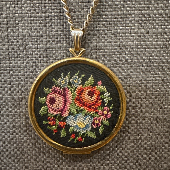 Avon Jewelry - Avon Floralpoint locket